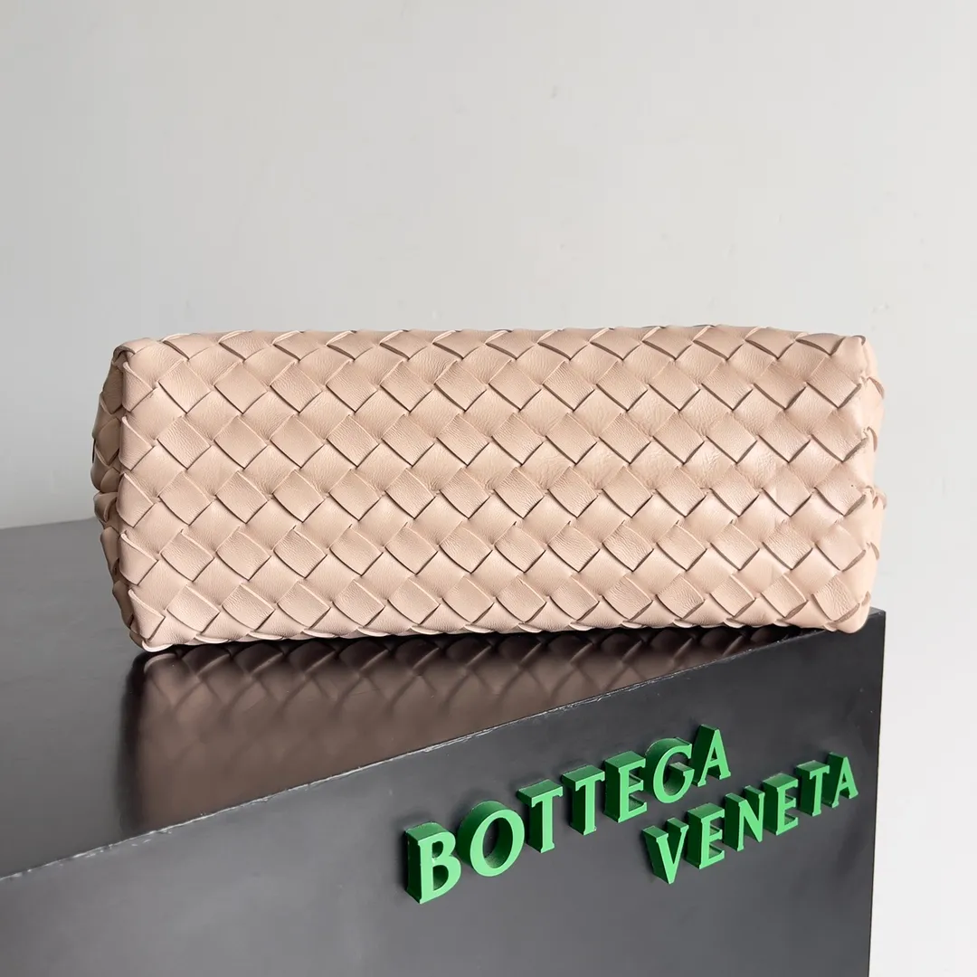 The 2023 new Andiamo batch of 2260 BV has been shipped‼ ️Really popular🔥The new Andiamo woven handbag launched by Bottega Veneta this season is really popular all over the world! ! Celebrities at home and abroad have worn it, and Oscar-winning actress Michelle Yeoh has taken it out on the street. Song Jia, Trai Yara, Yu Feihong, Sanji Ayaka, Rosie Hunting-Whiteley, Yoshioka Riho, etc. have all picked up this bag. It is classic and versatile, showing off its temperament, and the bag capacity is also large, which is very convenient for daily commuting! ! A variety of carrying methods, the shoulder straps can be adjusted by yourself, the original lambskin feels soft and delicate, and the unisex style breaks the gender boundaries and brings a more practical and long-lasting use experience. Andiamo, which has both elegant and casual styles, perfectly interprets the true appearance of "fashionable old money style". Style number: 743572 Size: 32*24*12